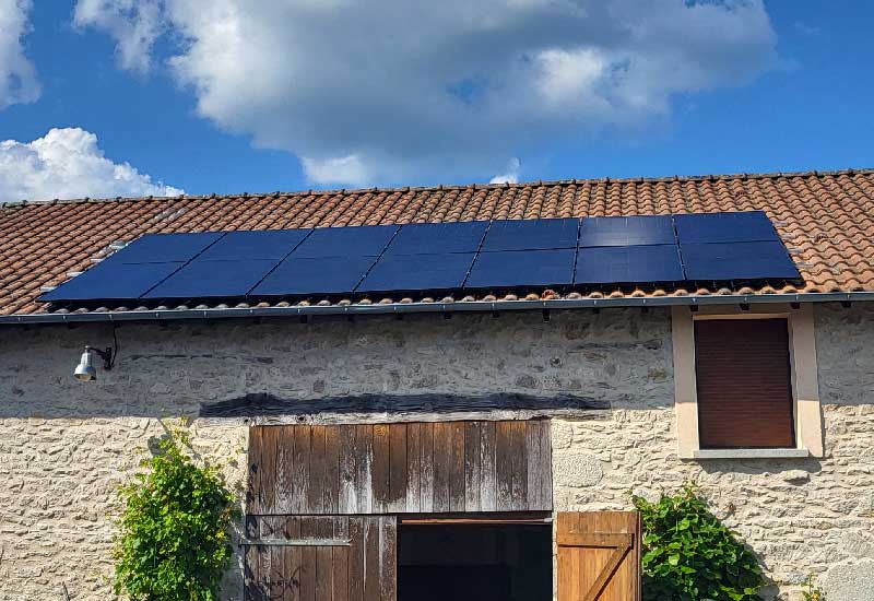 panneau électricité photovoltaique installés en surimposition sur toiture