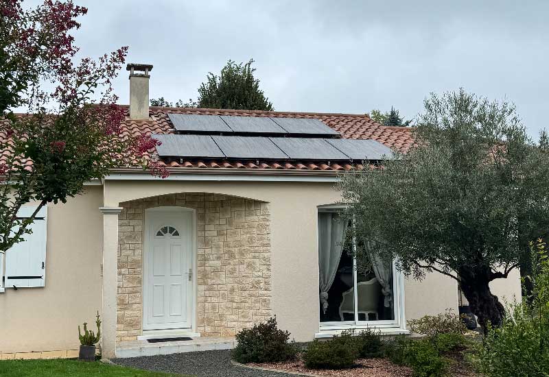 une installation de panneaux photovoltaiques sur un pavillon